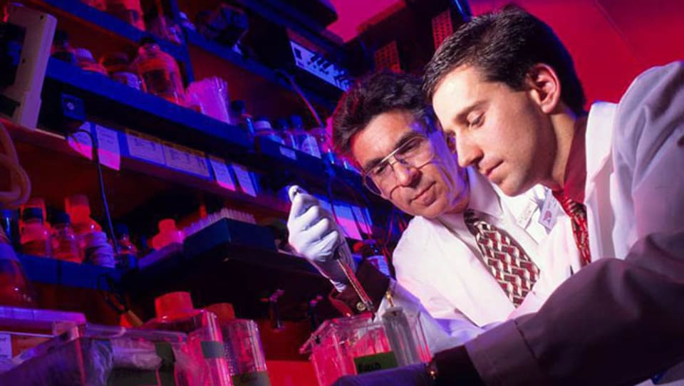 Chemie-Nobelpreisträger Robert Lefkowitz, links, in seinem Labor an der Duke University.