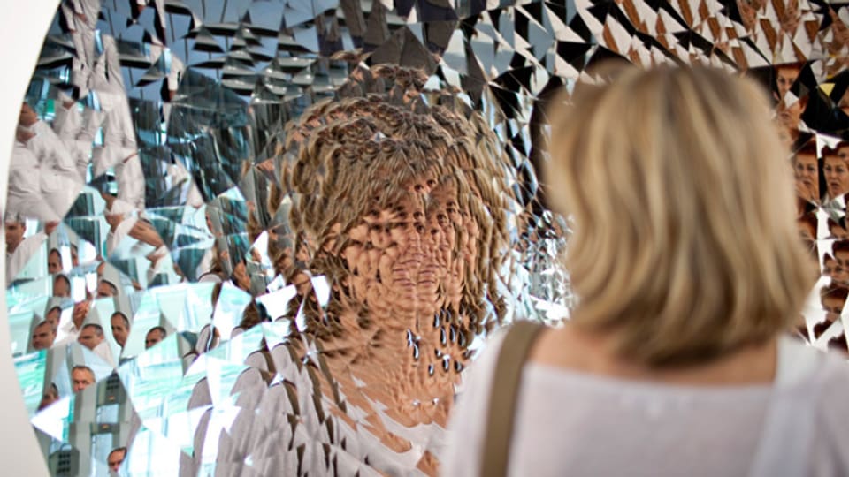 Ein klarer und eindeutiger Blick auf uns selber erweist sich immer wieder als Illusion, hier dargestellt im Werk «Untitled» von Anish Kapoor an der Art Basel 2009.