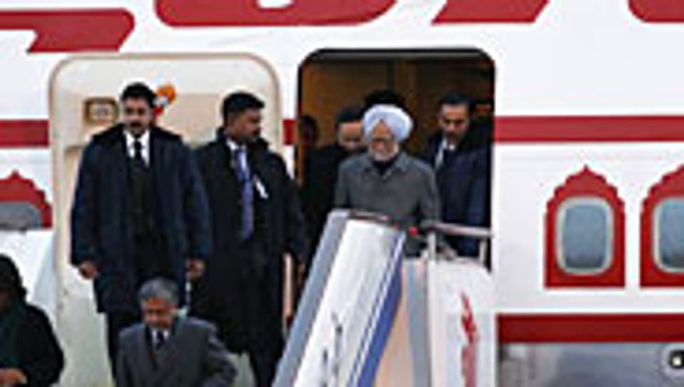 Indiens Premier Singh verlässt das Flugzeug in Peking.