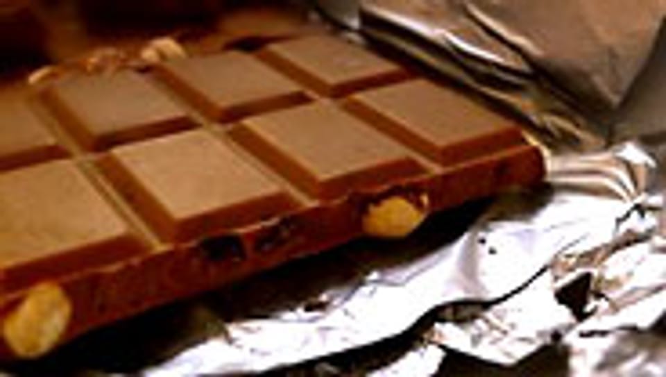 Schweizer Schokolade enthält Milchpulver.