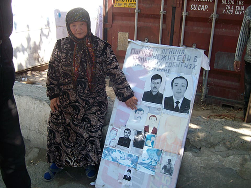 Auch sechs Monate nach den Unruhen ist die  Atmosphäre in Osch immer noch aufgeladen. Die Usbeken fürchten sich vor Übergriffen durch kirgisische Nationalisten. Bild: Eine Usbekin in Osch trauert um ihren Sohn.