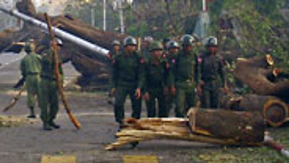 Die burmesische Armee beim Aufräumen.