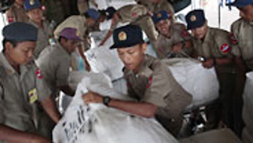 Das Militär verteilt sporadisch Güter an die Notleidenden.