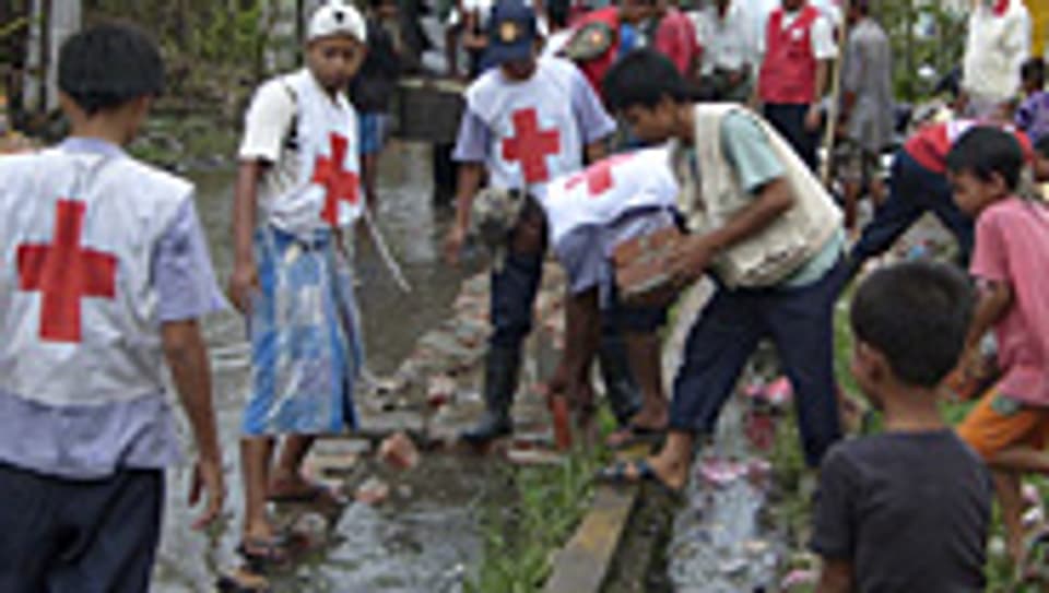Mitarbeiter des Roten Kreuz versuchen zu helfen.