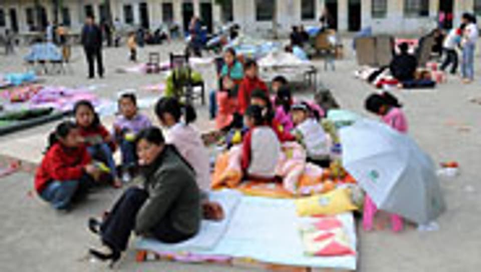 In der Provinz Shaanxi flüchten die Bewohner ins Freie.