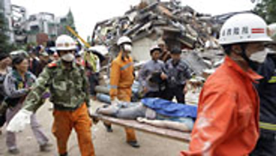 Zehntausende Bebenopfer werden unter den Trümmern vermutet.