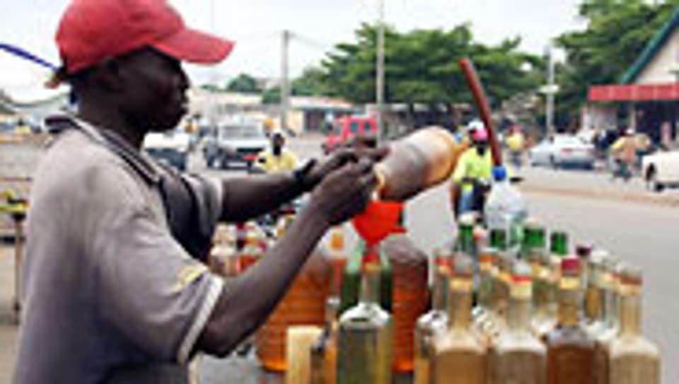  In Benin wird geschmuggeltes Benzin aus Nigeria verkauft.