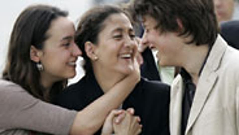 Ingrid Betancourt (m.) umarmt ihre Kinder Melanie (l.) und Lorenzo.