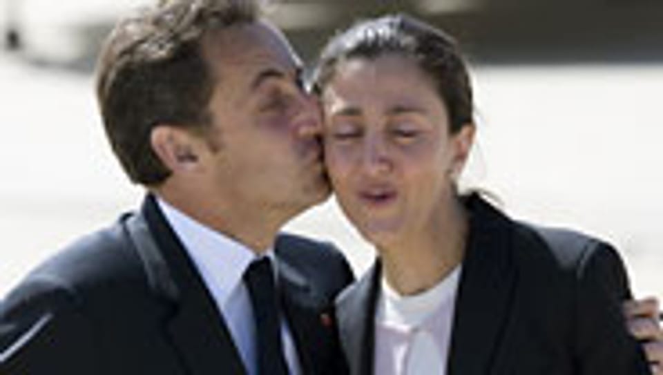 Nicolas Sarkozy emfängt Ingrid Betancourt.