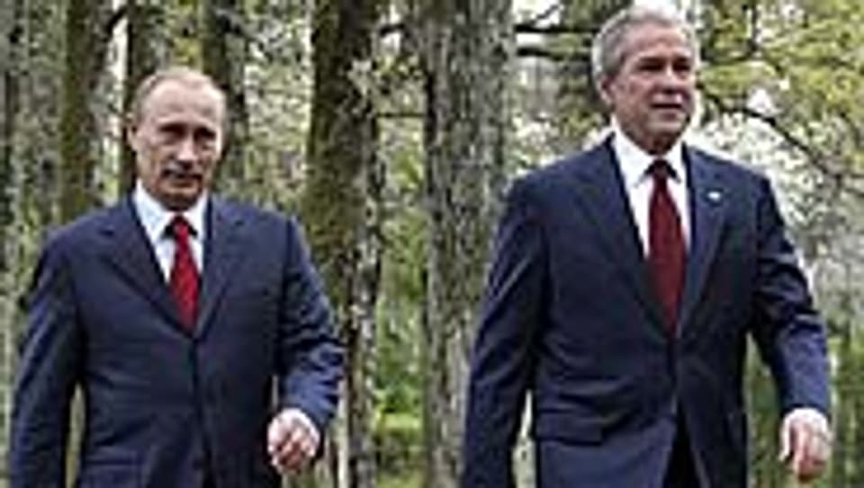 Männerfreundschaft verbindet Putin (l) und Bush.