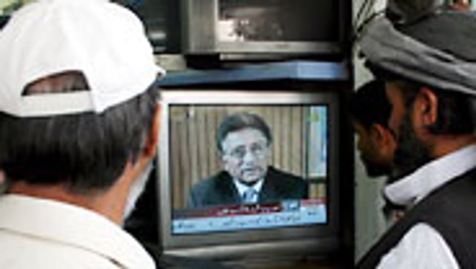 Musharraf gibt seinen Rücktritt bekannt.