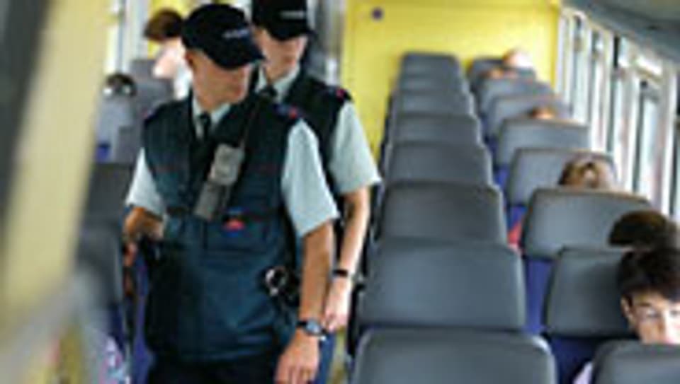 Für Sicherheit in Zügen sollen private Sicherheitsdienste sorgen.