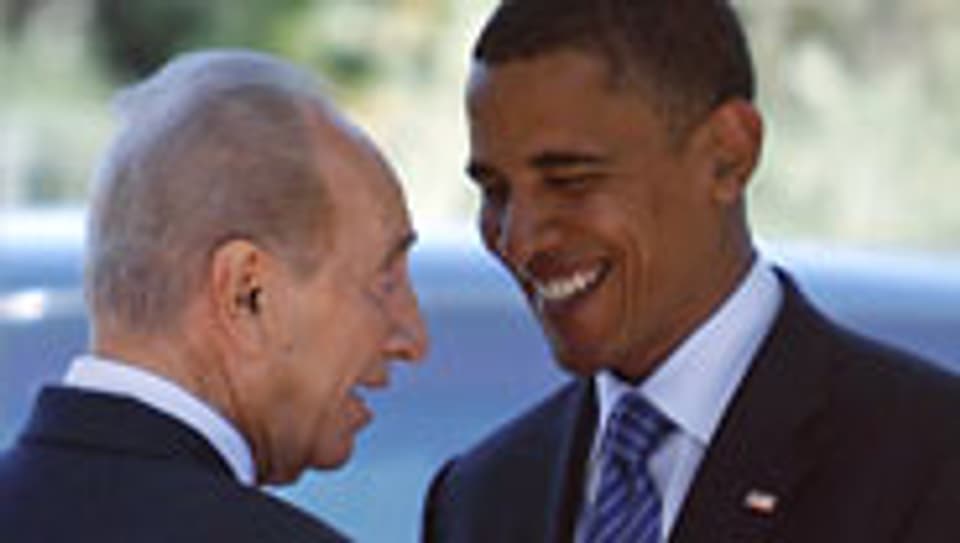 Der israelische Staatspräsident Peres (l.) empfängt Barack Obama.