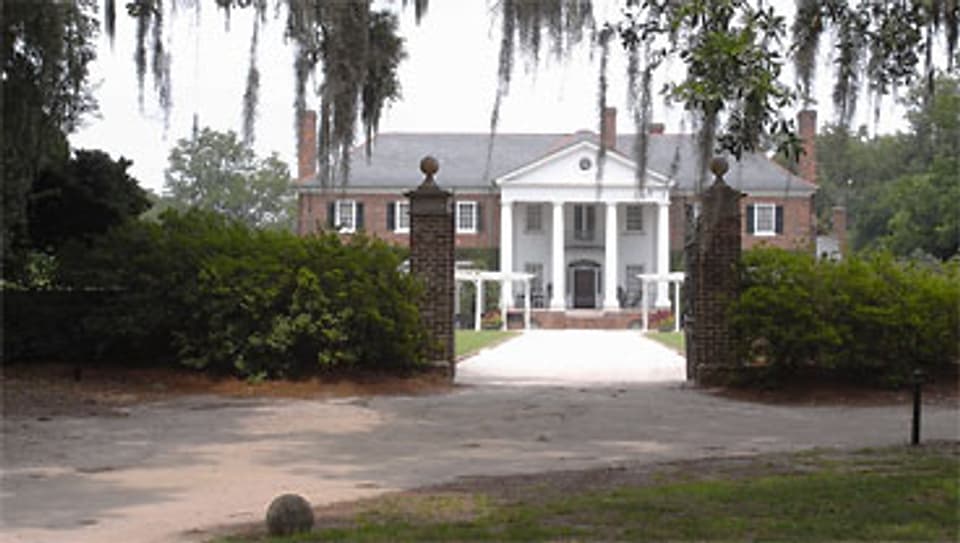 Die Grand Alley, die eichengesäumte Allee der Boone Hall Plantation bei Charleston, South Carolina ist die längste und berühmteste in den USA.