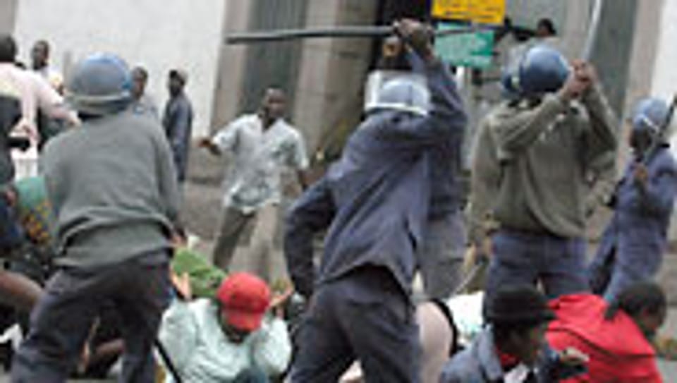 Mugabes Polizei-Schergen gehen gegen oppositionelle Demonstranten vor (25.7.08)