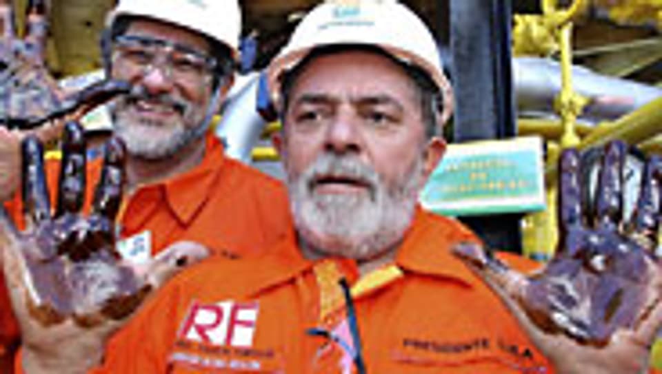 Brasiliens Präsident Luiz Inacio Lula da Silva (v.) nimmt die Ölförderung symbolisch in Betrieb.