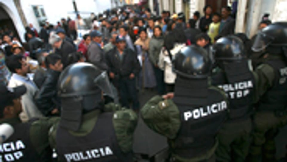 Anhänger von Präsident Morales stossen in La Paz mit der Polizei zusammen.