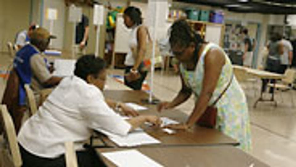 Wählerinnen in North Carolina tragen sich ins Stimmregister ein.