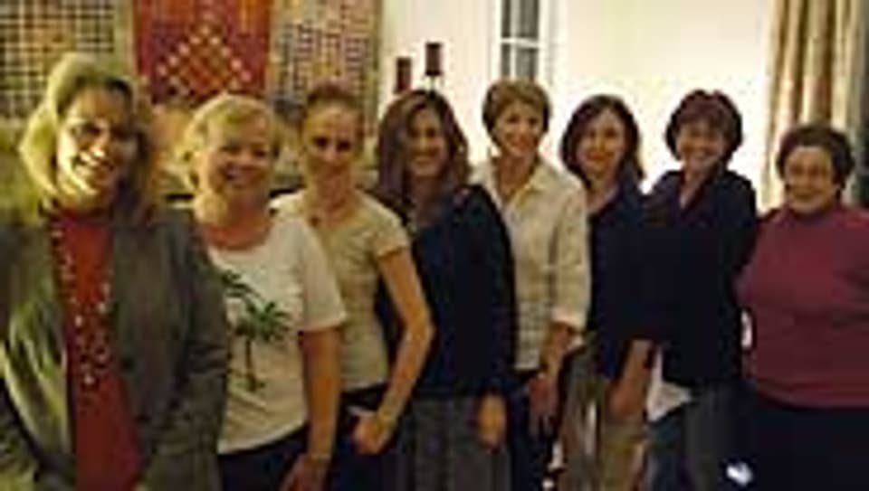 Acht Frauen treffen sich zu einer sogenannten Houseparty, um das Thema  Frauen und Politik zu besprechen.