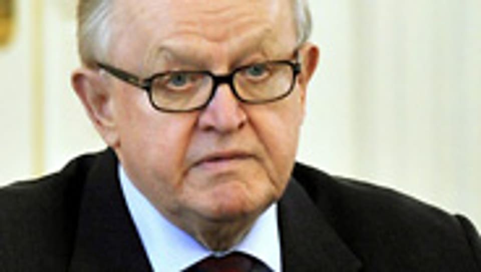 Ahtisaari gibt eine Pressekonferenz im Präsidentenpalast in Helsinki.