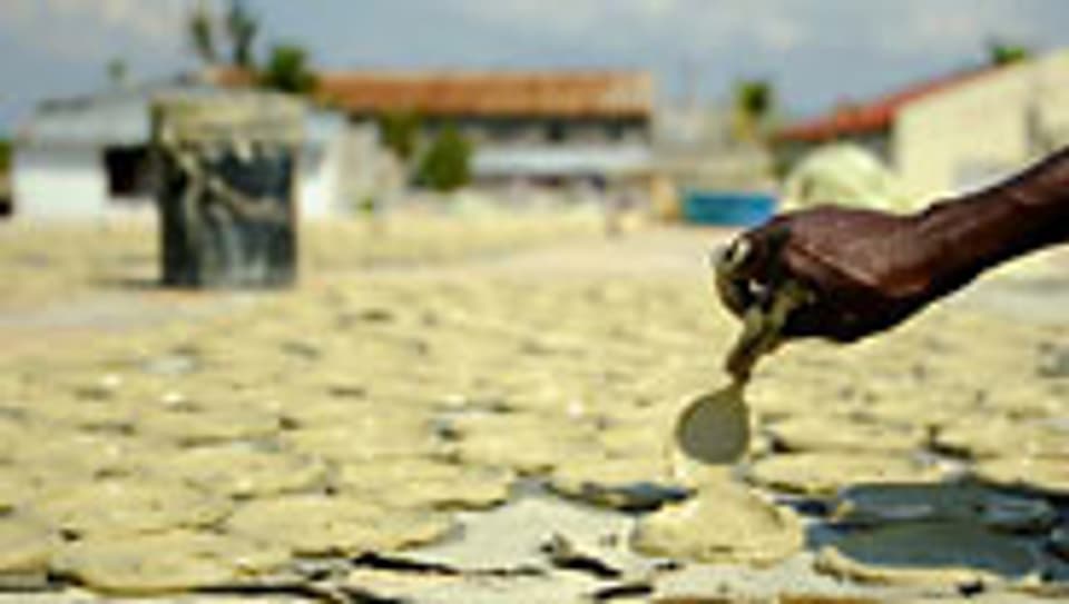 Verzweifelte Haitianer ernähren sich von Lehm.