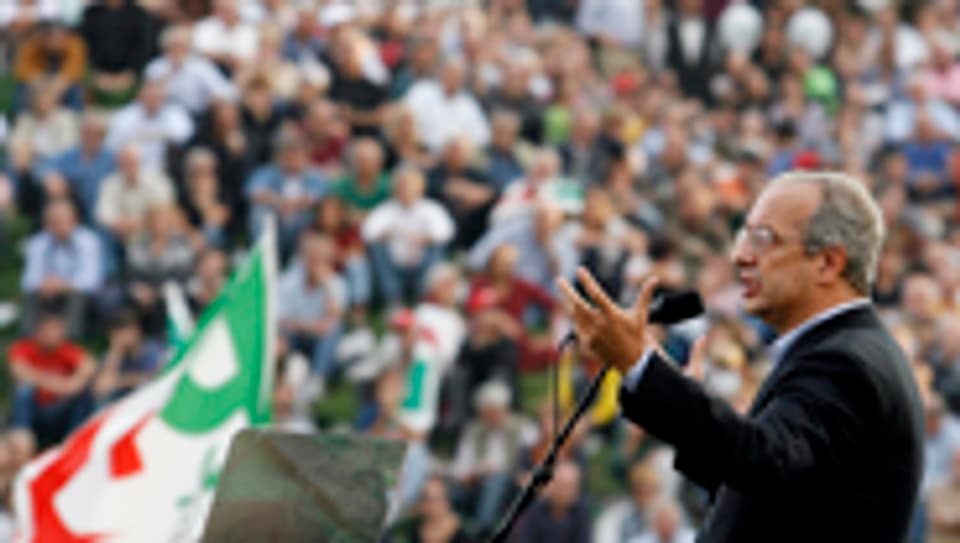 Walter Veltroni spricht zu hunderttausenden Demonstranten in Rom.