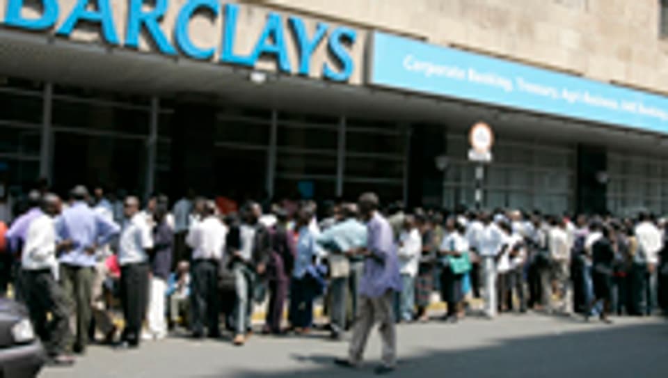 In Harare warten Menschen vor einer Bank auf neue Banknoten.
