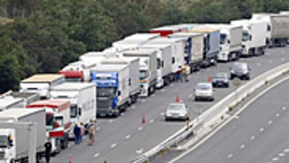 LkW-Fahrer in Spanien blockieren eine Autobahn.
