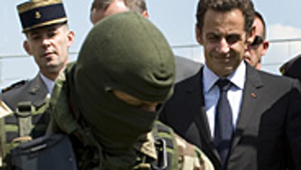 Nicolas Sarkozy (r.) will eine kleinere Armee.
