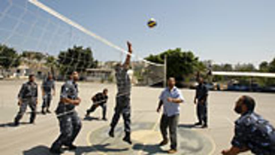 Gaza: Palästinensische  Sicherheitskräfte verteiben sich die Zeit mit Volleyball spielen.