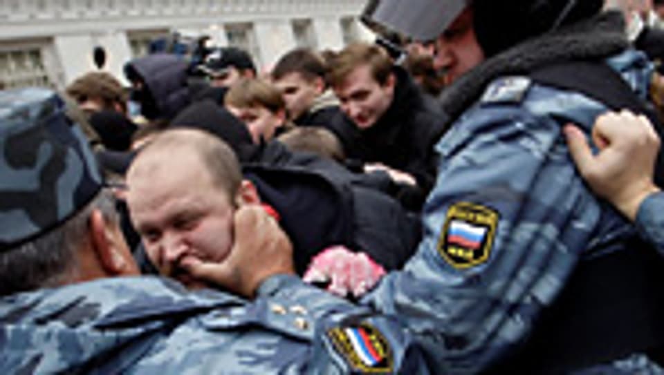 Festnahme von Rechtsextremen durch die russische Polizei.