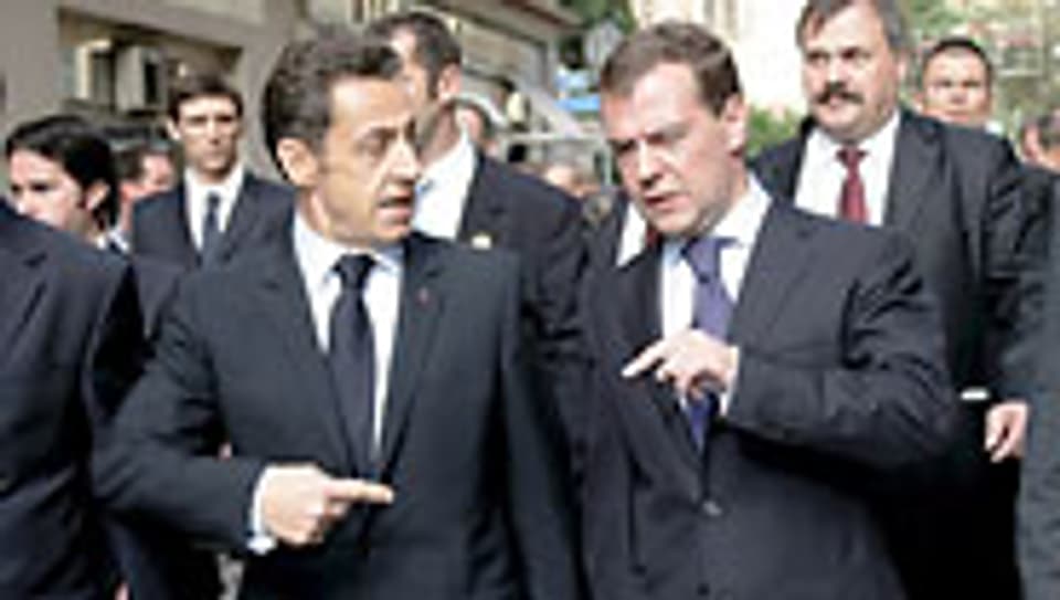 Sarkozy (li) und Medwedew wollen Beziehungen verbessern.