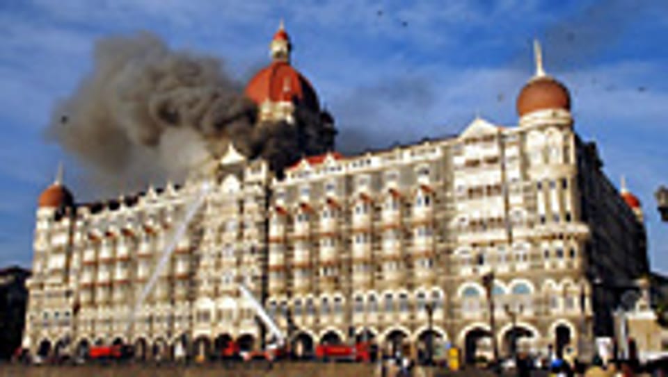 Das Hotel «Taj Mahal» steht in Flammen.