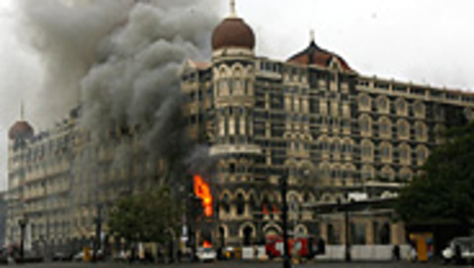 Ein Teil des Hotels Taj Mahal steht nach der Erstürmung in Flammen.