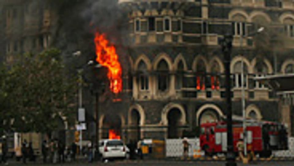 Nach der Erstürmung steht ein Teil des Hotels Taj Mahal in Flammen.