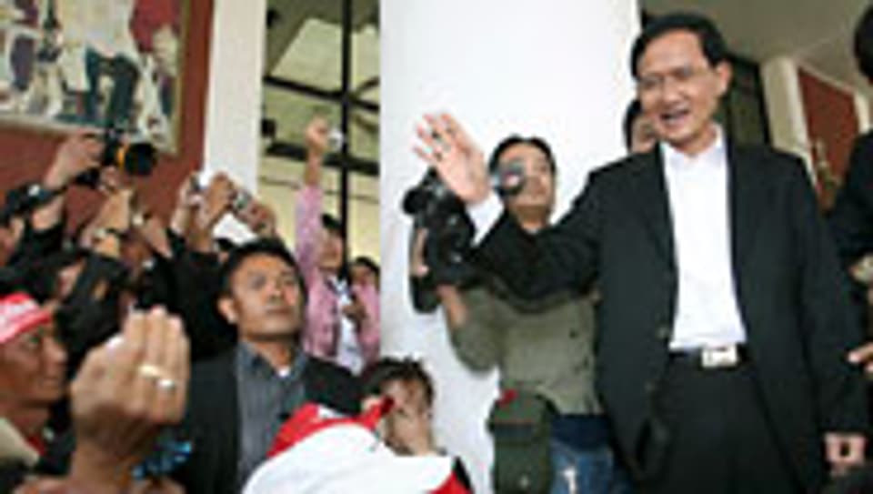 Somchai akzeptiert Rücktrittsanordnung.