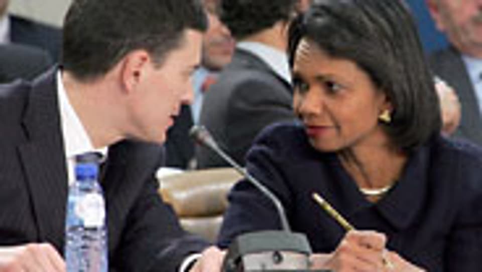 Der britische Aussenminister Miliband u. die US-Aussenministerin Rice beraten sich während der Nato-Konferenz.