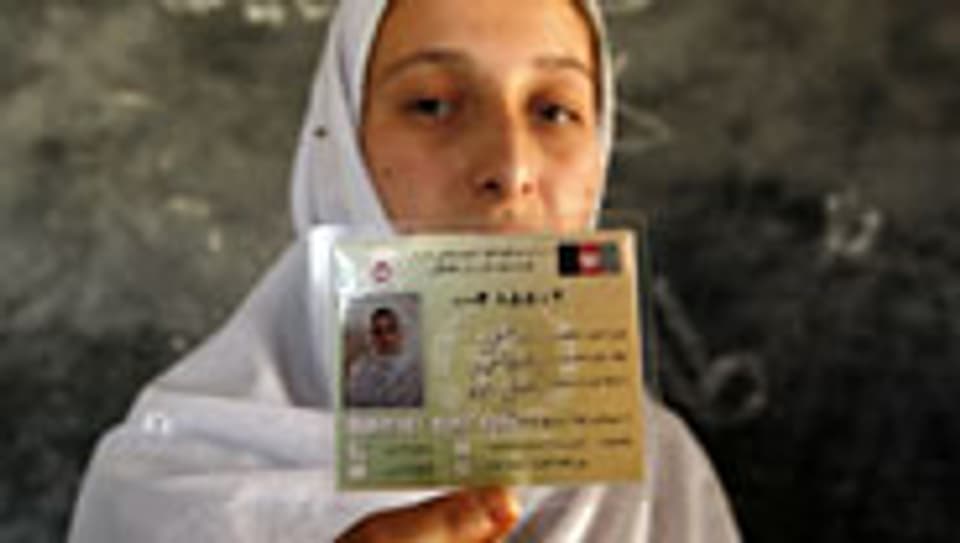 Afghanin mit neuem Wählerausweis.