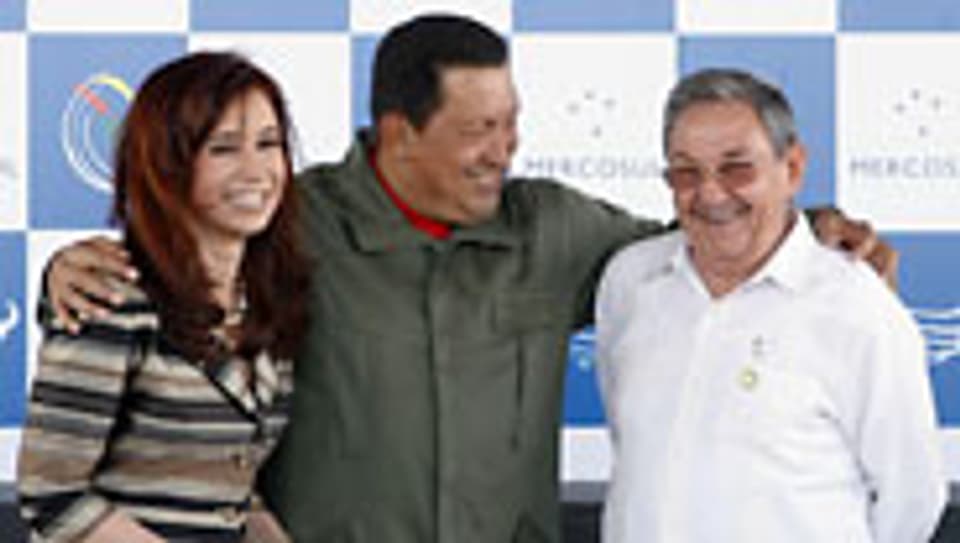 v.l.n.r.: Die argentinische Präsidentin Cristina Kirchner, Venezuelas Staatschef Hugo Chávez u. Kubas Staatschef Raúl Castro.