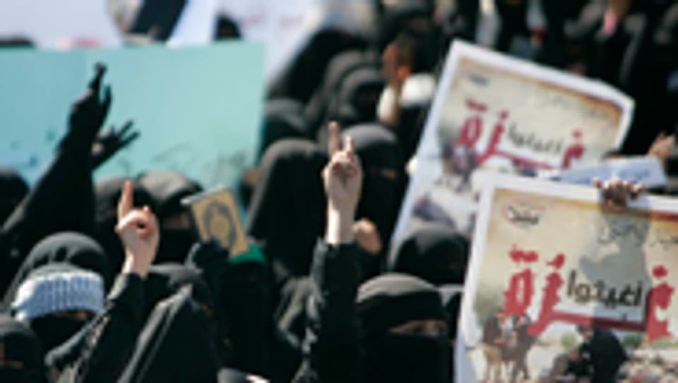 Protest in Sanaa: In Jemens Hauptstadt demonstrieren tausende Frauen gegen die Luftangriffe auf Gaza.