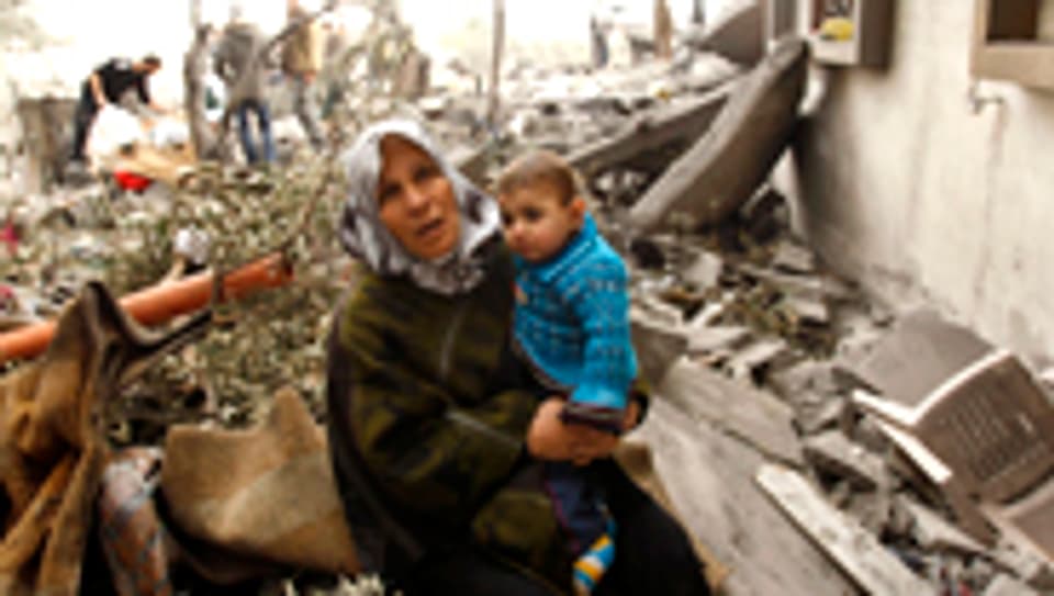 Trümmer und Leid im Gazastreifen: In Rafah steht eine Frau vor den Resten ihres Hauses.