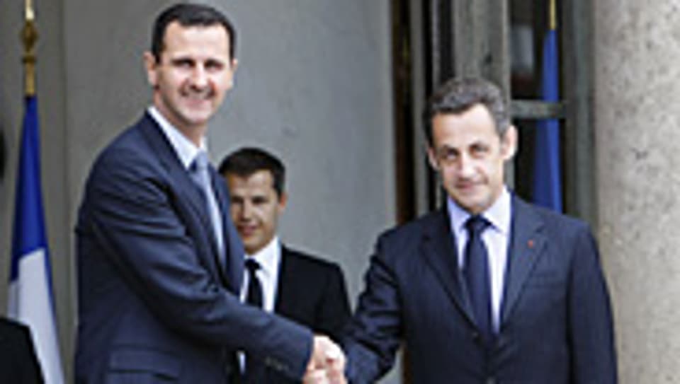 Syriens Präsident al-Assad (l) wird von Sarkozy in Paris mit allen Ehren empfangen.