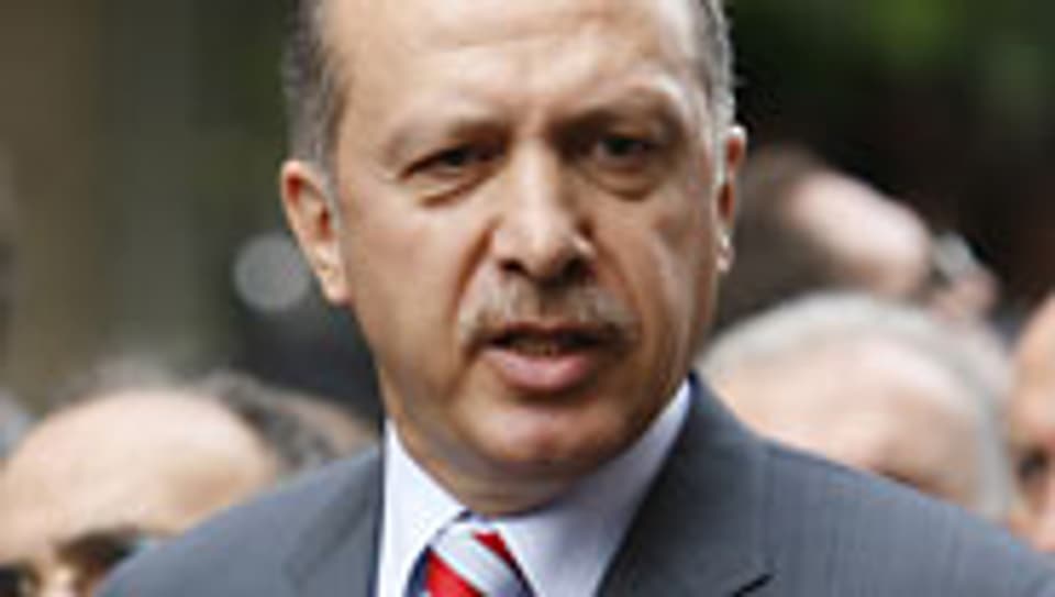 Ministerpräsident Erdogan beschuldigt indirekt die PKK für die Anschläge.