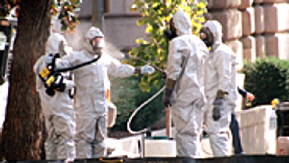 Spezialkräfte beim Einsatz gegen den Milzbranderreger in Washington (Archiv 2001)