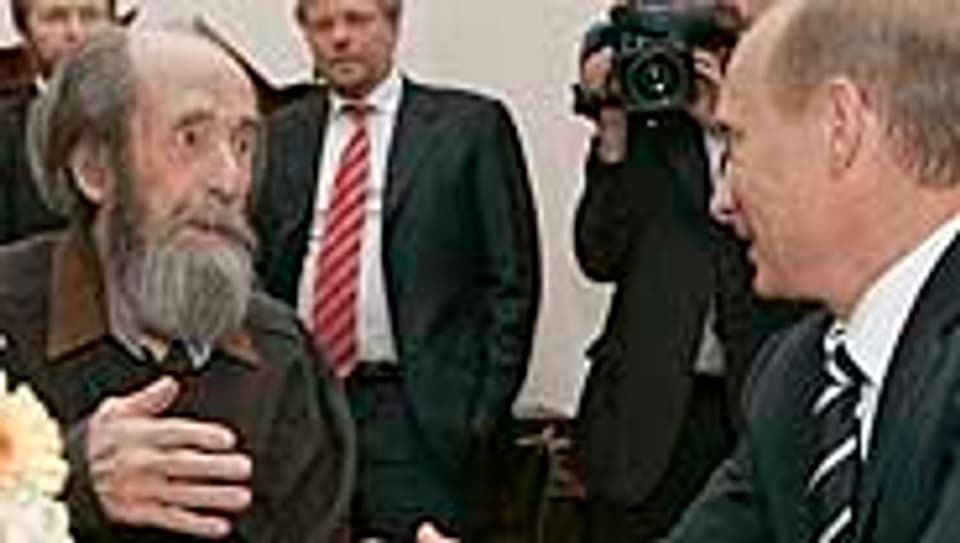 Alexander Solschenizyn erhielt 2007 von Präsident Putin eine Ehrung.