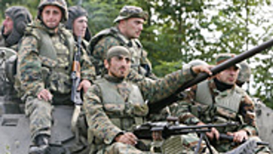 Georgische Soldaten ziehen sich zurück.