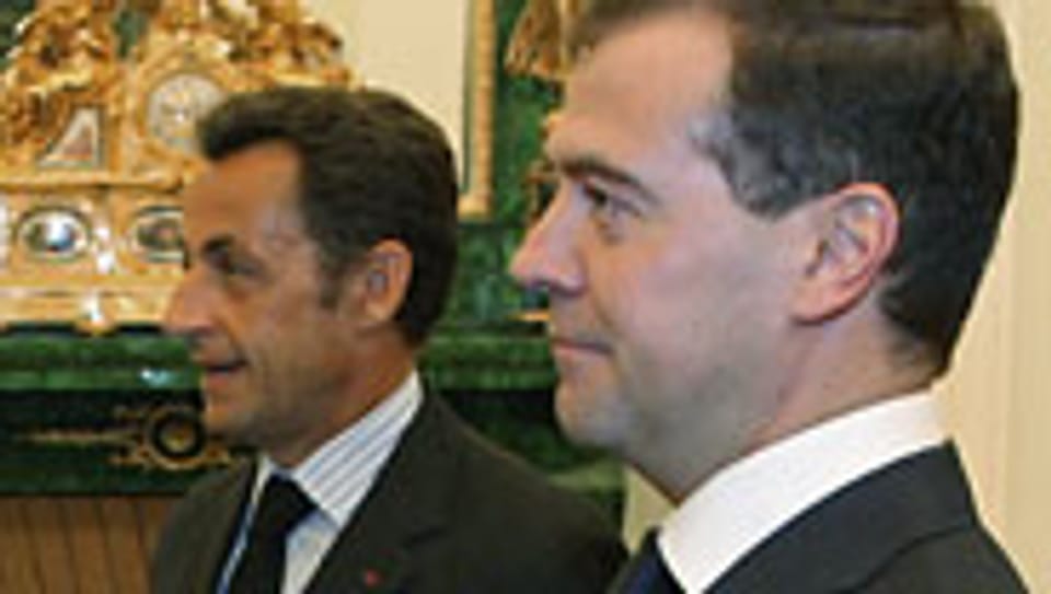 Sarkozy (l.) und Medwedew stellen Friedensplan vor.