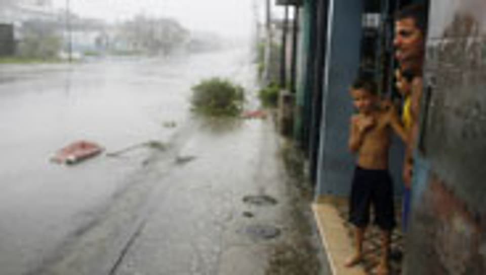 Kubaner suchen Schutz vor den schweren Regenfällen