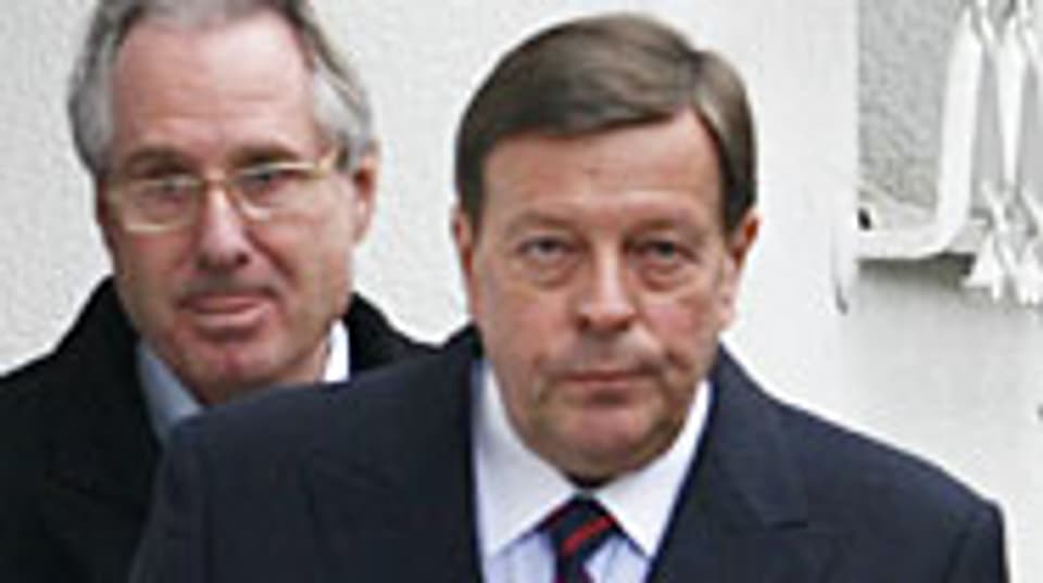 Klaus Zumwinkel (links) verlässt sein Haus.