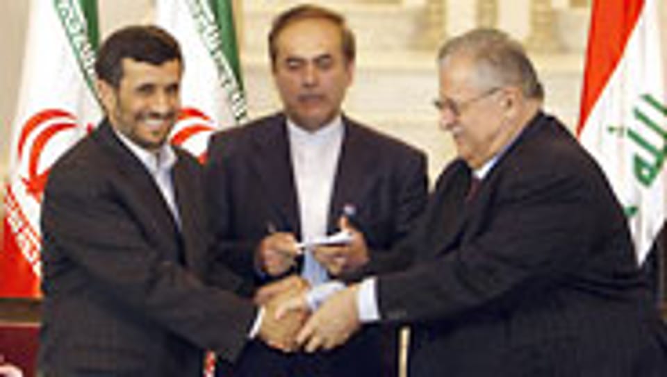 Historischer Handschlag: Ahmadinedschad (li) und Talabani.